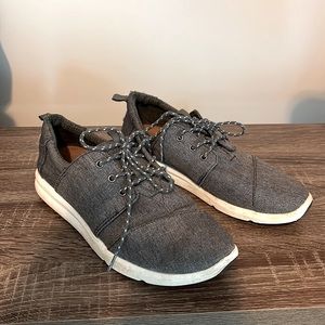 Toms 9 shoe lace up tie shoes